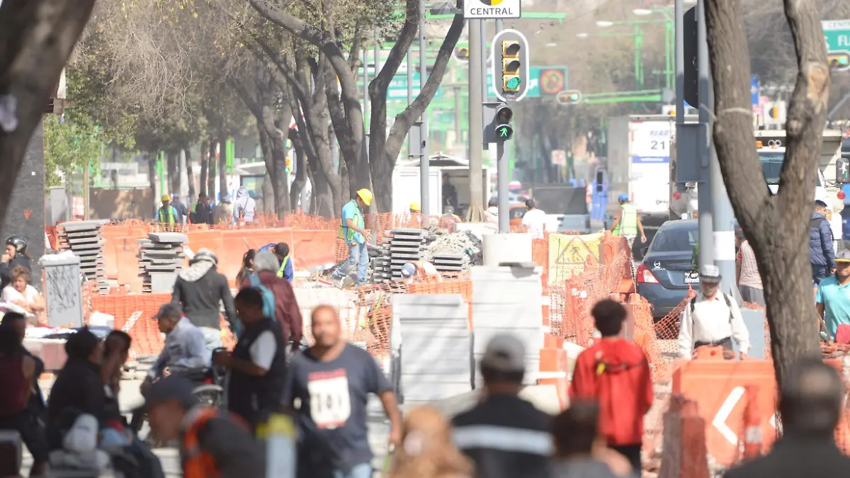 OBRAS  EN AV HIDALGO Y EJE CENTRAL .. DANIEL GALEANA  (45)